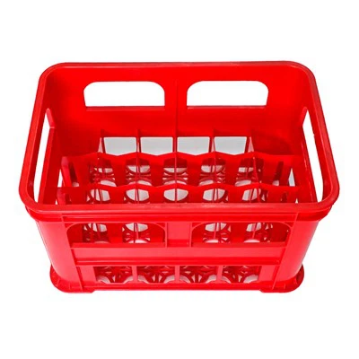 Za teške uvjete rada drži crveni plastični sanduk piva