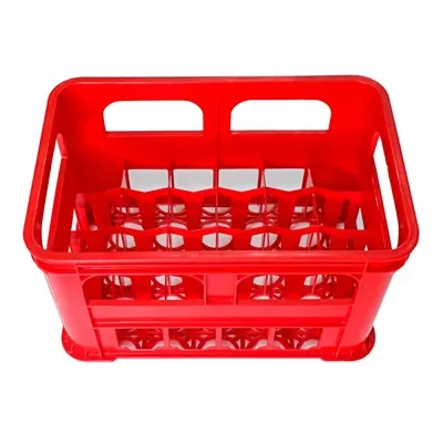 Za teške uvjete rada drži crveni plastični sanduk piva